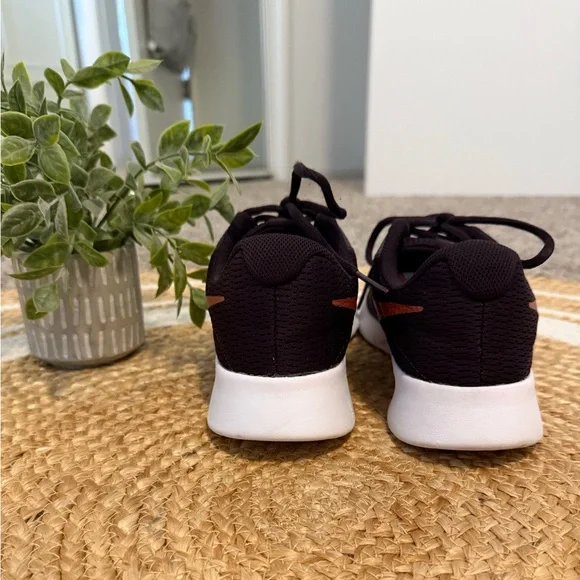 ~Women’s Nike Black Sneakers with metallic Pink Swoosh Size 8.5~ - Picture 3 of 5